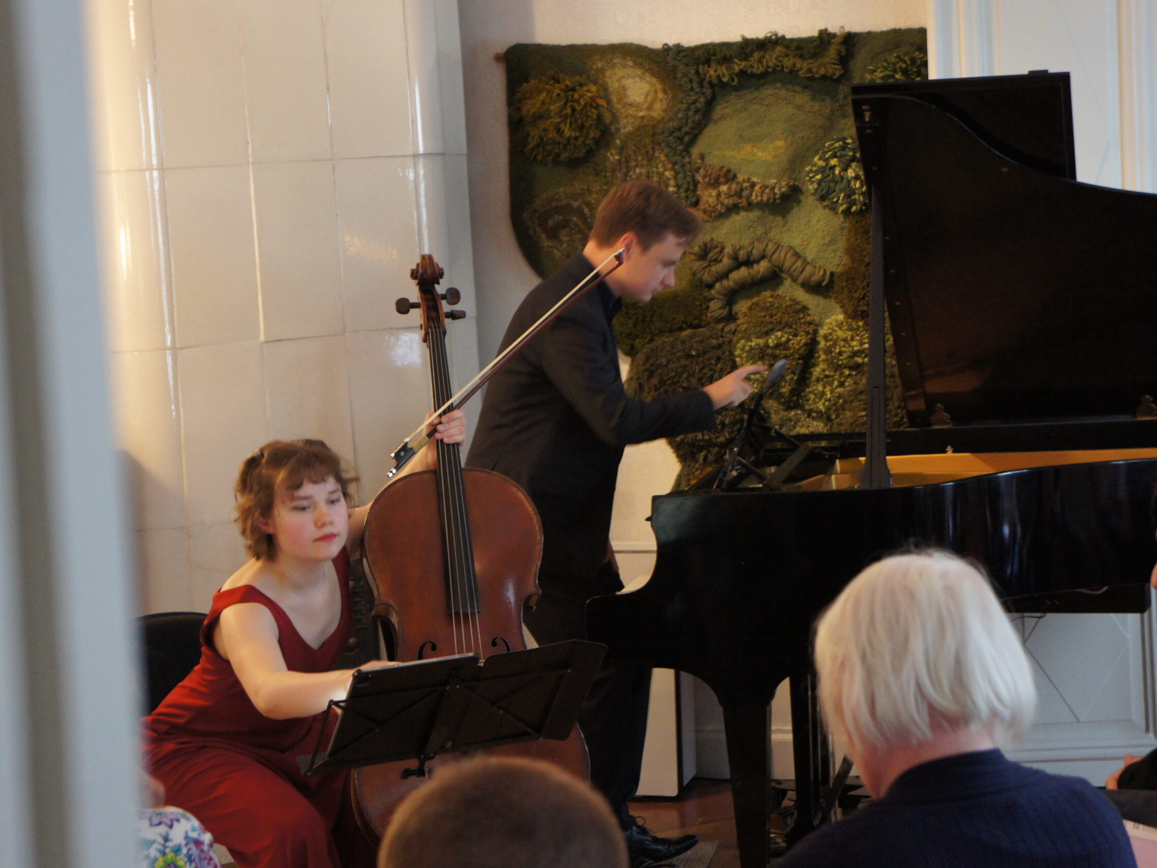 Alma Stupak ja Ossi Tanner Sibeliuksen syntymäkodissa